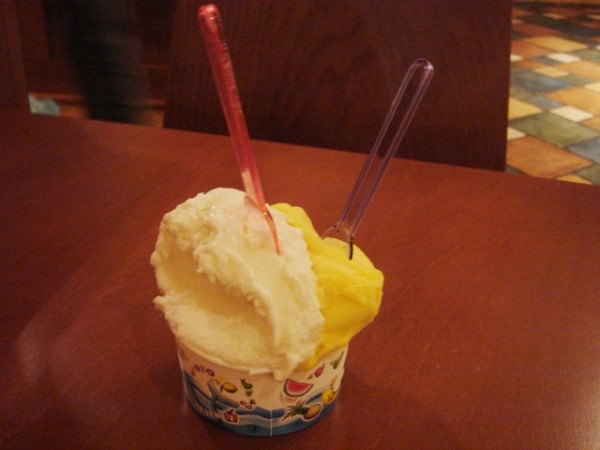 又買gelato食先 - 椰子+芒果  