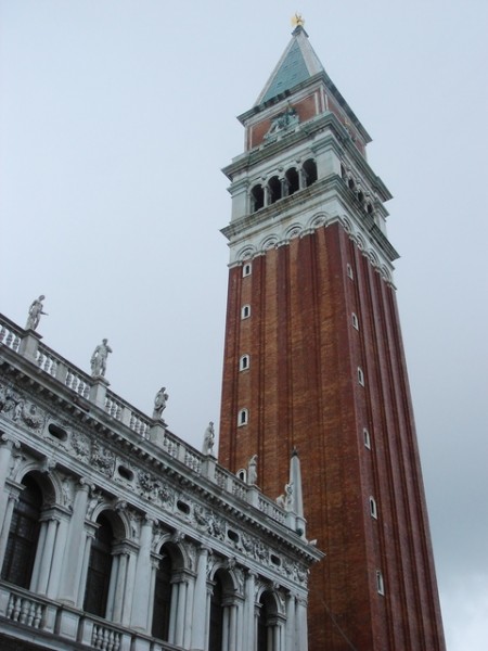 Campanile - 在塔頂可俯望威尼斯以及其它小島的風光    