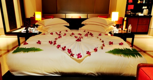 為蜜月而設的床鋪﹐用上真的蘭花      