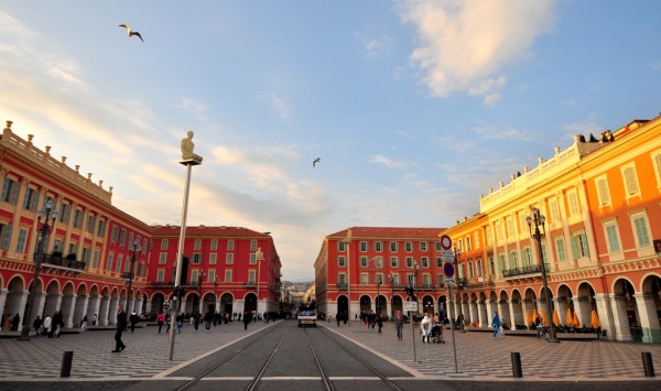 可由《Place Masséna》開始   