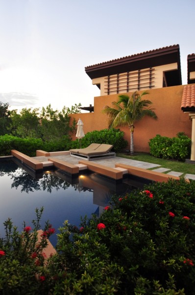 Villa 室外是有一個私人泳池和休憩區。  