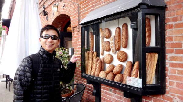 由九曲花街漫步至漁人碼頭途中看到的法國麵包店，很有歐洲的風情。          