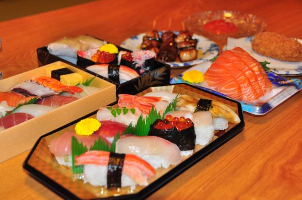 買回京町家的晚餐：壽司、刺身、串焼等等 