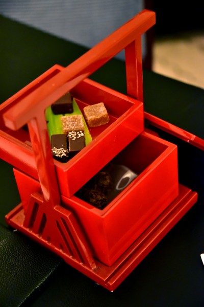 贈送的巧克力亦放在古代食品盒內