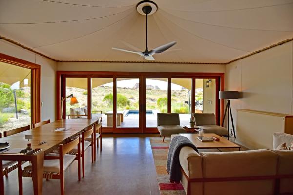 帳篷內的客/飯廳既寬敞，裝潢更是簡潔舒適，混凝土地板貫徹了《Amangiri》的風格