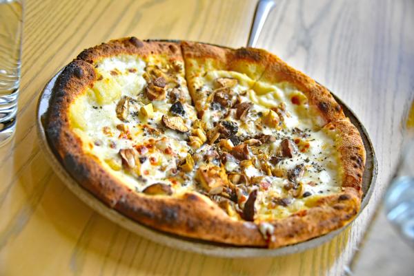 燃木炙烤的黑松露蘑菇pizza是必吃之選，真的非常好吃