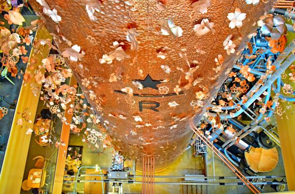 最有特色的是這個巨型咖啡桶和二千多片手工櫻花吊飾