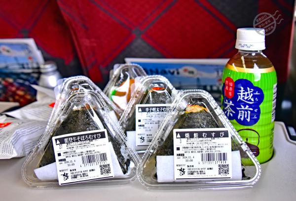第二天買了熱騰騰的飯團
