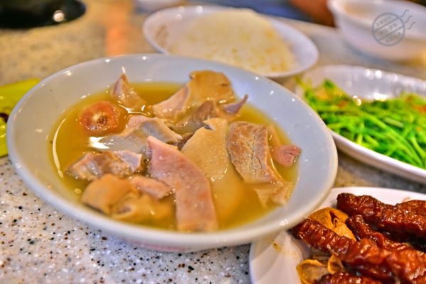 《松發肉骨茶》的豬肚湯