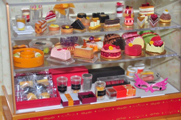 上層有一件件的蛋糕﹑甜點pastries; 中層賣的是整個大蛋糕和盒裝macaron; 下層有各式巧克力﹑madelaine﹑咖啡和雪糕  