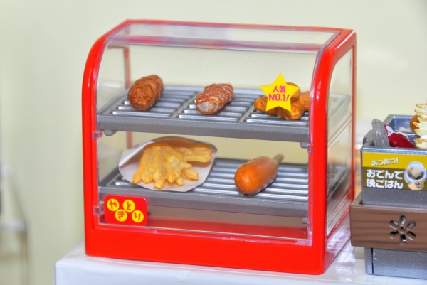 紅色炸物保溫櫃內有炸薯條、熱狗、炸雞塊和一些串燒炸物 