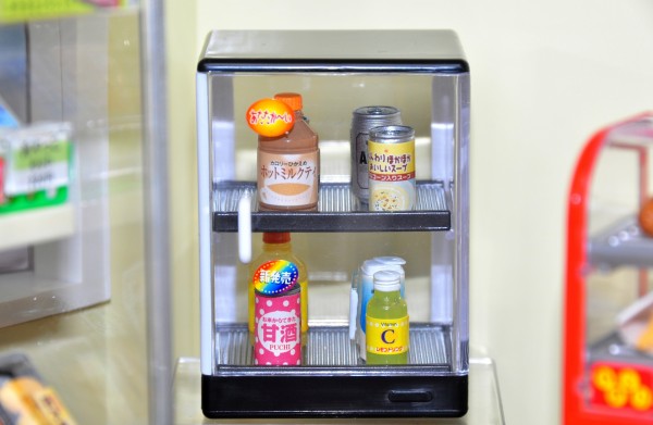 飲料保溫箱在日本便利店應該很常見 