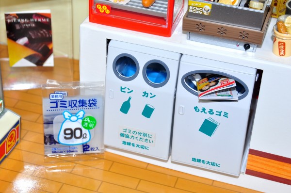 垃圾桶／環保回收箱 - 門可以打開，入面有一個藍色的垃圾箱，再另外加上垃圾袋 