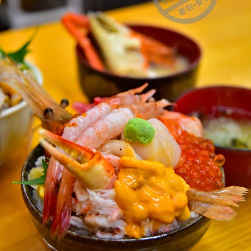 【北海道 小樽】三角市場内《北のどんぶり屋 滝波食堂》的海鮮丼
